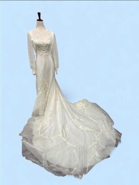 Vintage 1970s ILGWU Elegant Ivory Long-Sleeve Bridal Gown with Lace Train